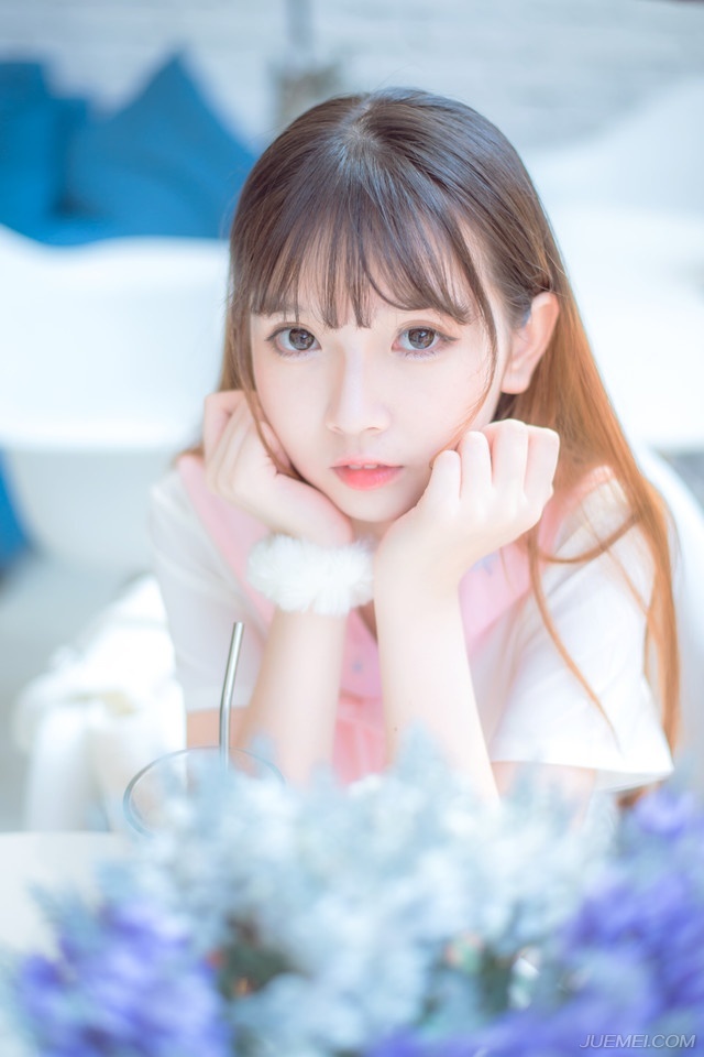 围在城里的人想逃出来，站在城外的人想冲进去，婚姻也罢事业也罢，人生的欲望大都如此。